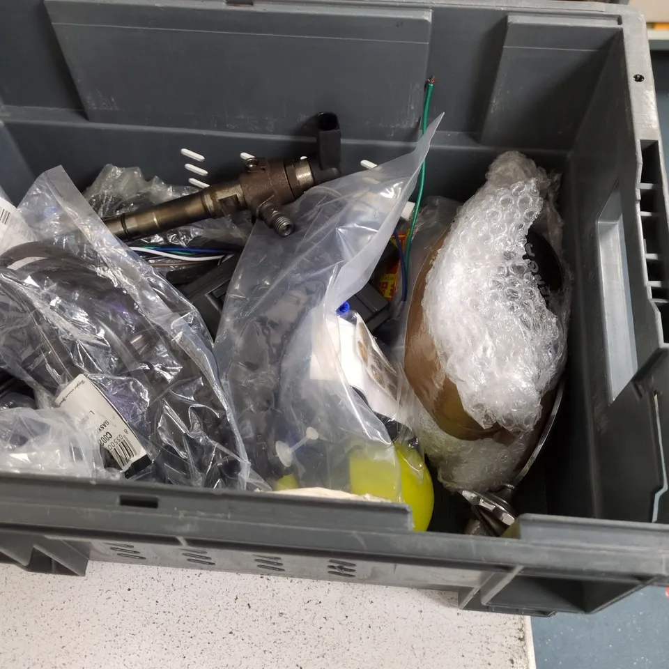 LOT OF APPROXIMATELY 22 ASSORTED SUTO AND TOOL ITEMS TO INCLUDE WIRELESS CAR ADAPTER, MERCEDES BENZ WHEEL LOCKS AND ADJUSTABLE WRENCH