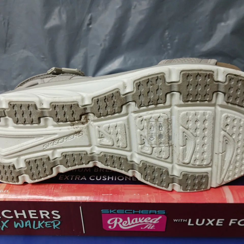 SKECHERS DLUX WALKER SANDAL IN TAUPE - SIZE 7