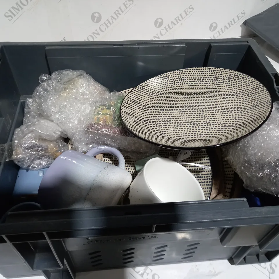 BOX OF ASSORTED ITEMS APPROXIMATELY 15 TO INCLUDE 4 ORNAMENTS / FIGURINES , PLATE SET, MUGS ETC