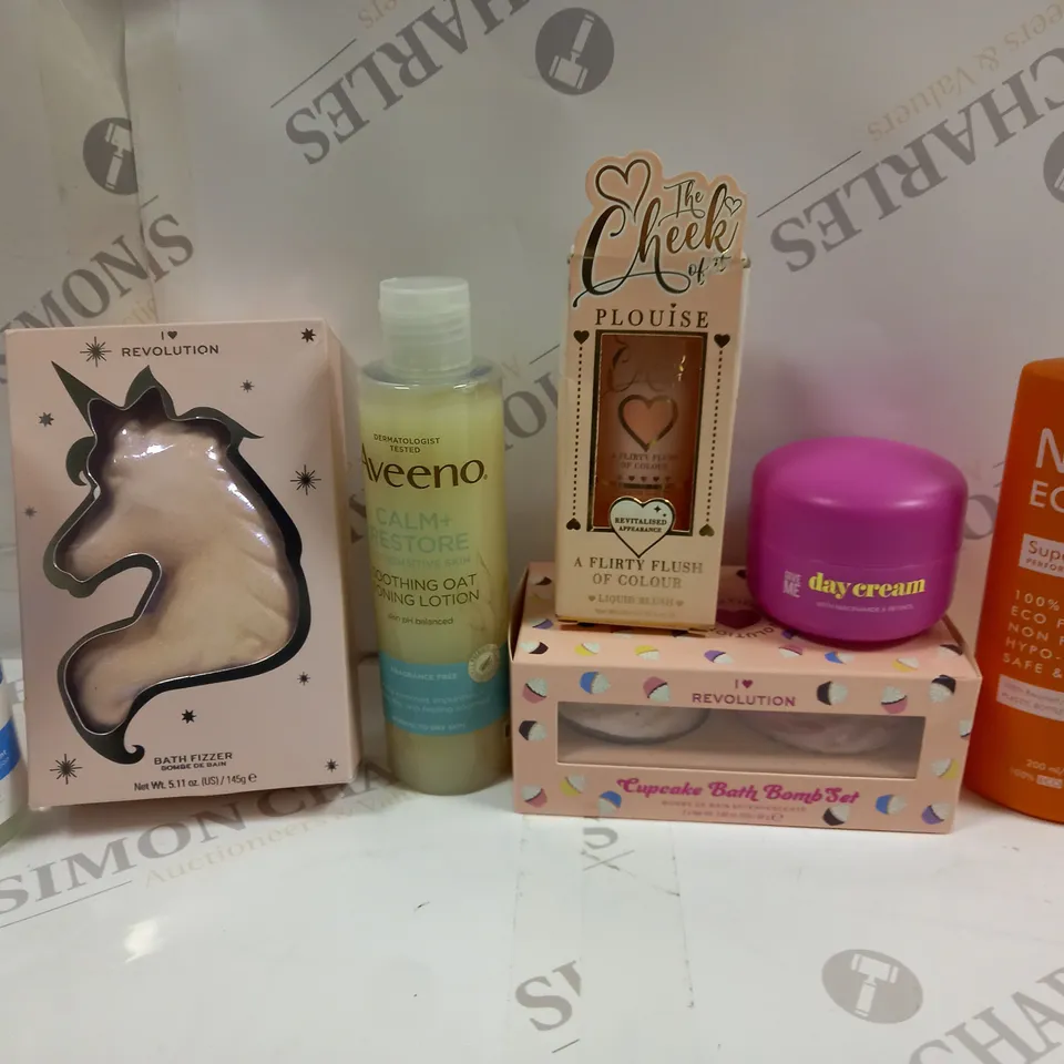 BOX OF APPROXIMATELY 20 ASSORTED COSMETIC ITEMS TO INCLUDE REVOLUTION BATH FIZZER, GIVE ME DAY CREAM, PLOUISE LIQUID BLUSH ETC