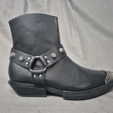 BOXED PAIR OF KOI SOULRENDER MEN'S HARDWARE COWBOY BOOTS IN BLACK/ANTIQUE SILVER UK SIZE 9