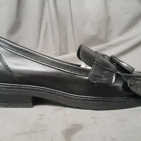 BOXED PAIR OF SCHUH LOAFERS W. TASSEL IN BLACK UK SIZE 6