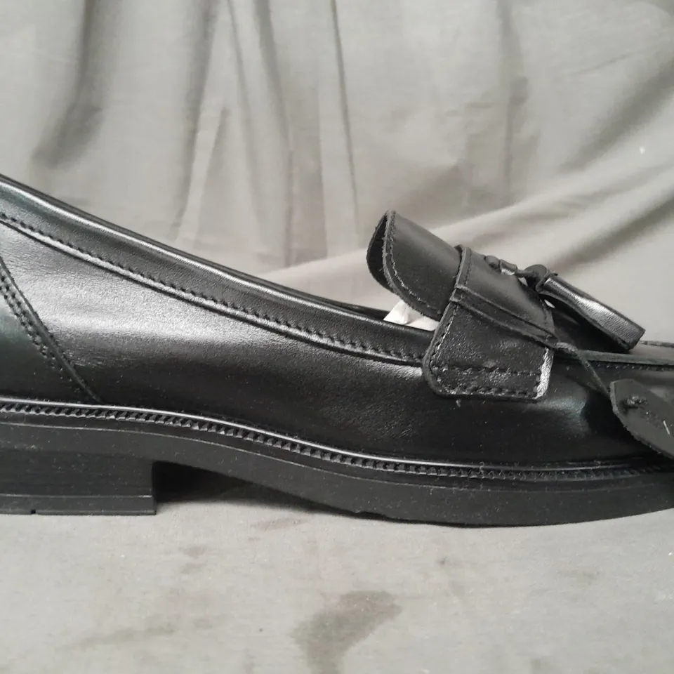 BOXED PAIR OF SCHUH LOAFERS W. TASSEL IN BLACK UK SIZE 6