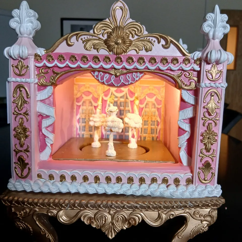 BOXED GISELA GRAHAM LONDON PINK ORNATE MINIATURE THEATRE WITH BALLET DANCERS – MUSICAL CAROUSEL BOX