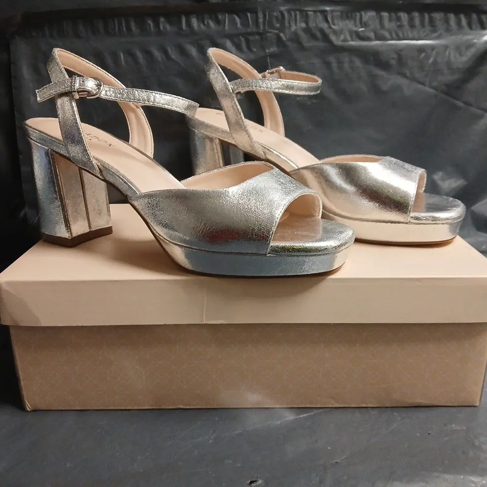 BOXED PAIR OF PARADOX LONDON PEEP TOE BLOCK HEEL SANDALS IN SILVER SIZE EU 39