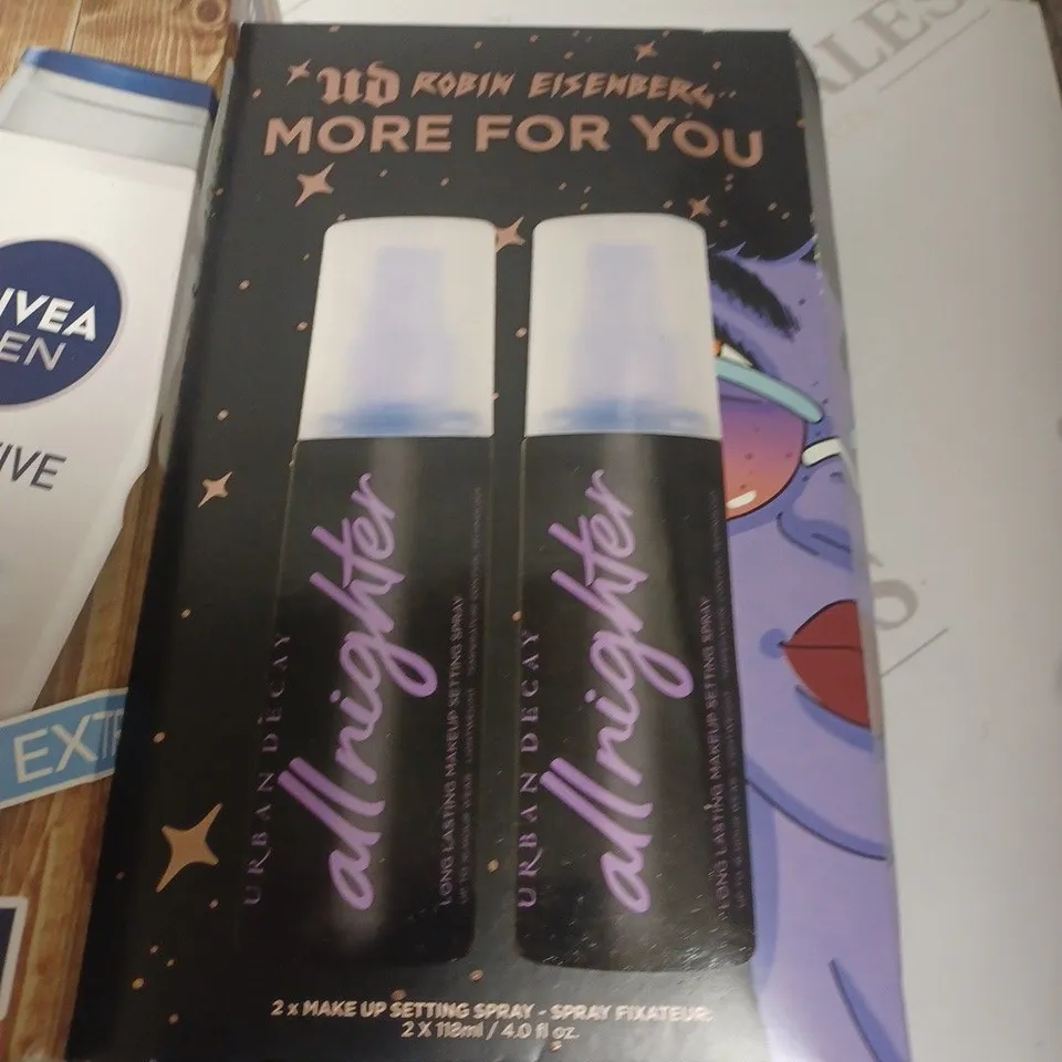 LOT OF 3 ASSORTED BEAUTY GIFT SETS TO INCLUDE SIMPLE AND ROBIN EISENBERG