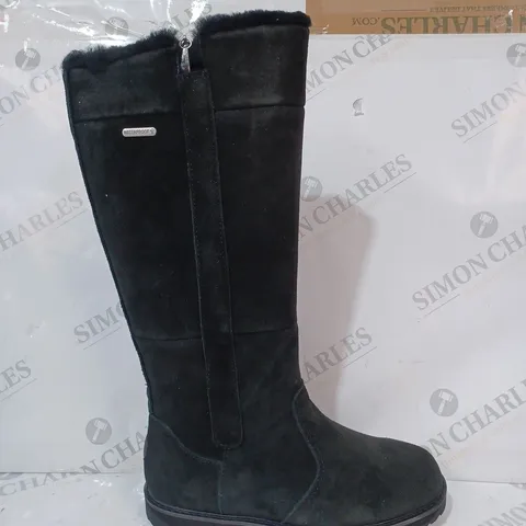 BOXED PAIR OF EMU AUSTRALIA MOONTA BOOTS IN BLACK - SIZE 3