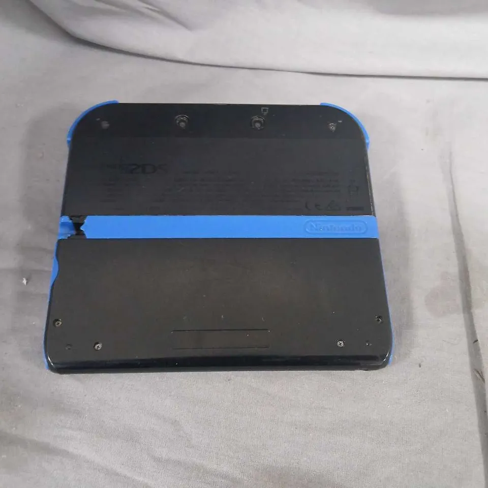 NINTENDO 2 DS HANDHELD GAME CONSOLE – BLACK WITH BLUE ACCENT