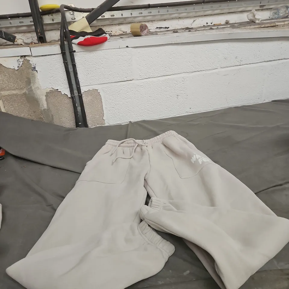 WHITE FOX WOMEN'S HOODIE AND JOGGERS , SIZE S