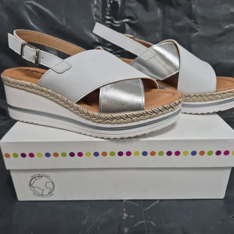 BOXED PAIR OF ADESSO COCO SUMMER SANDALS IN WHITE/SILVER SIZE 5