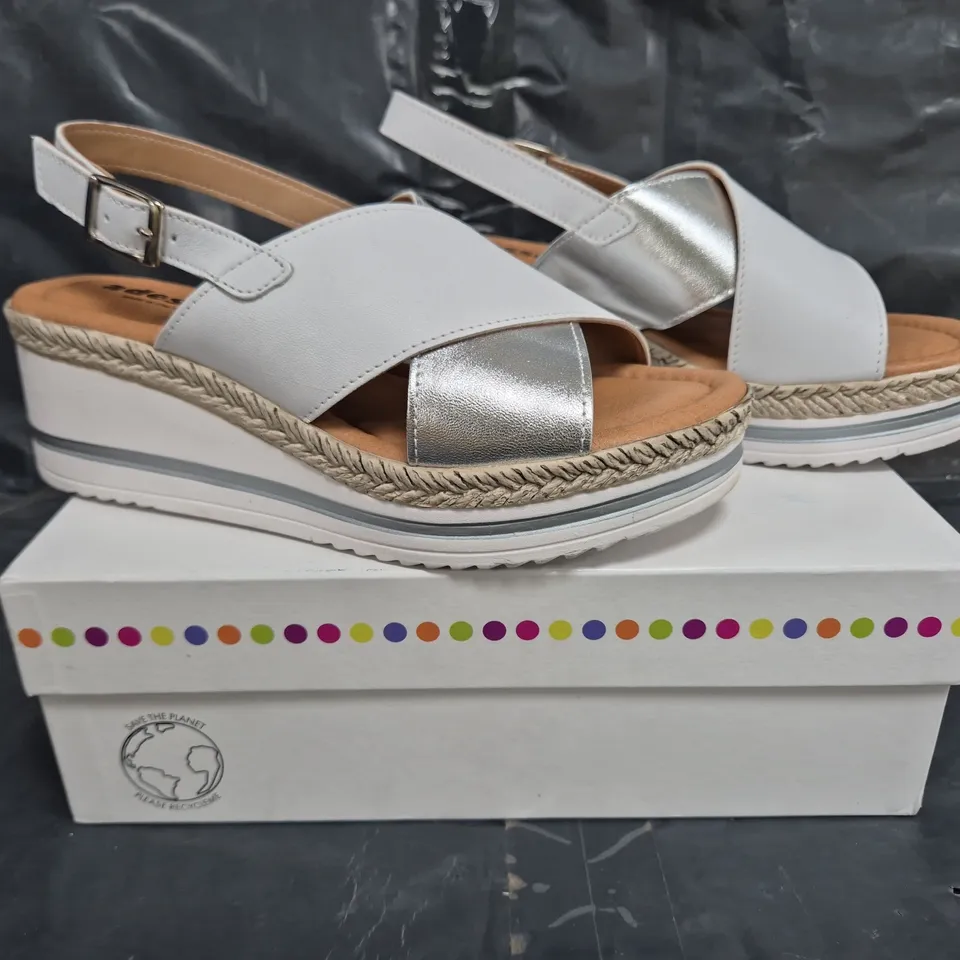 BOXED PAIR OF ADESSO COCO SUMMER SANDALS IN WHITE/SILVER SIZE 5
