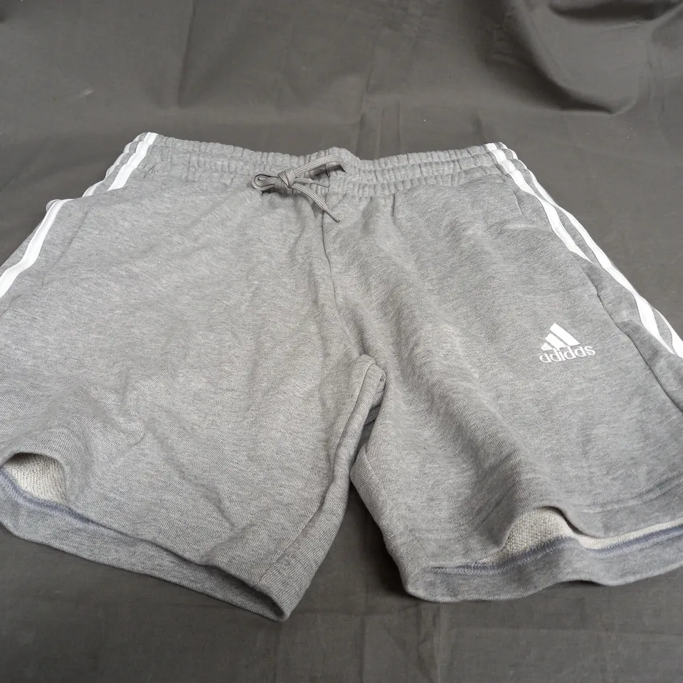 ADIDAS LIGHT GREY JOGGING SHORTS - LARGE