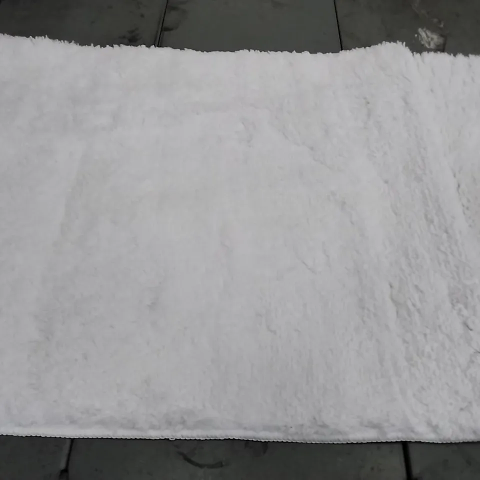 BRAND NEW GILE BATH MAT IN WHITE - SIZE 60CM X 100CM