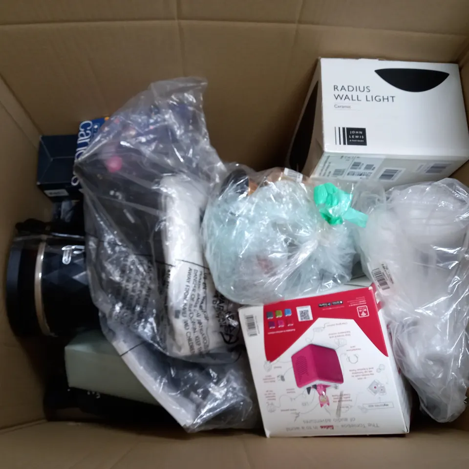 BOX OF APPROX 10 ASSORTED ITEMS TO INCLUDE - BELKIN CHARGER - PHILIPS HUE LIGHT BULBS - TWINKLY CANDIES ECT