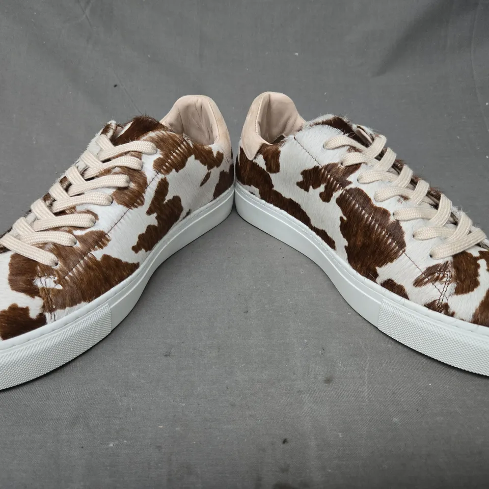 BOXED PAIR OF NICKI HOYNE TRAINERS IN BEIGE COW PRINT EU SIZE 41