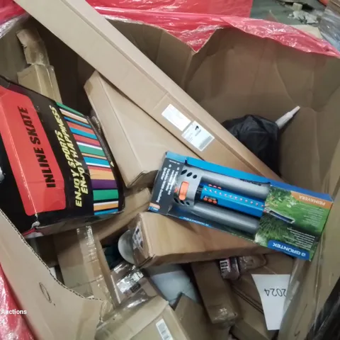 MIXED PALLET CONTAINING VARIOUS BOXED HOUSEHOLD ITEMS TO INCLUDE, IN LINE SKATES, GRASS SPRINKLER, LOTS MORE UNMARKED BOXED ITEMS