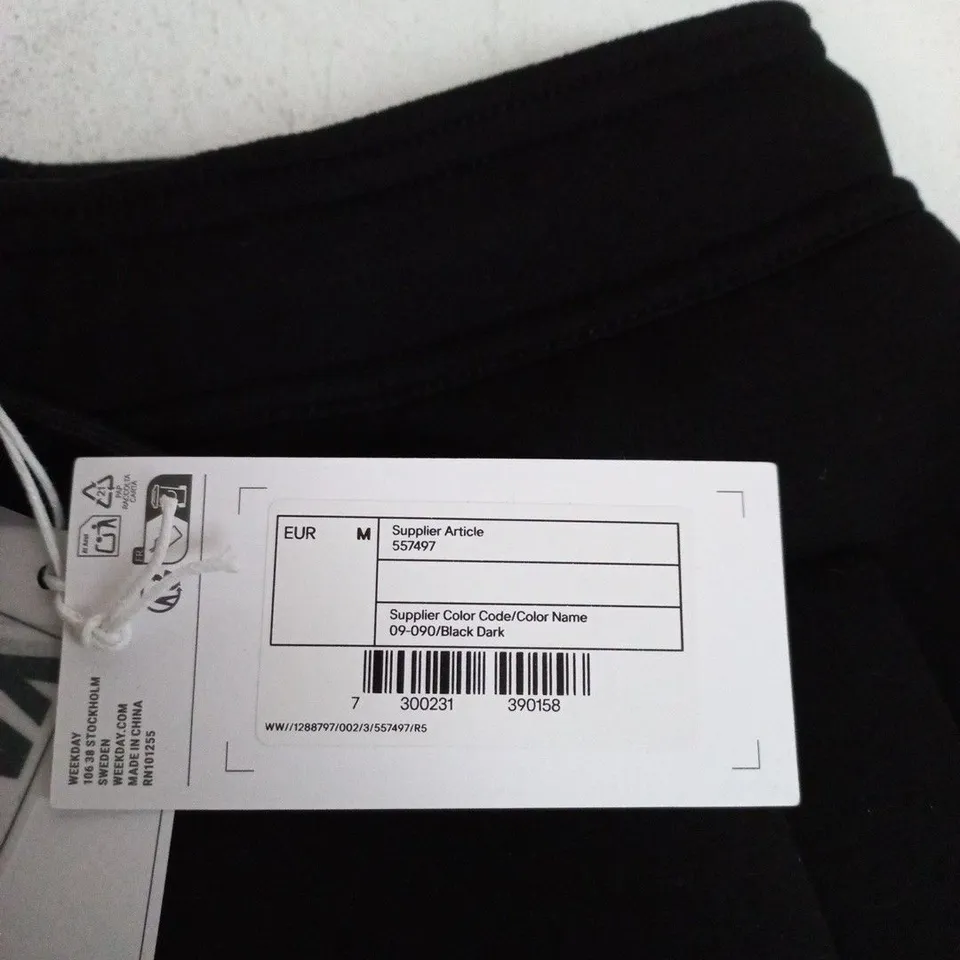 WEEKDAY BLACK SHORTS – UK M (EUR M)