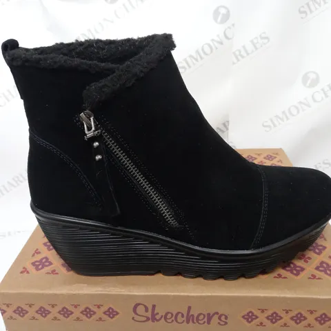 BOXED PAIR OF SKECHERS ZIP BOOTS BLACK SIZE 7