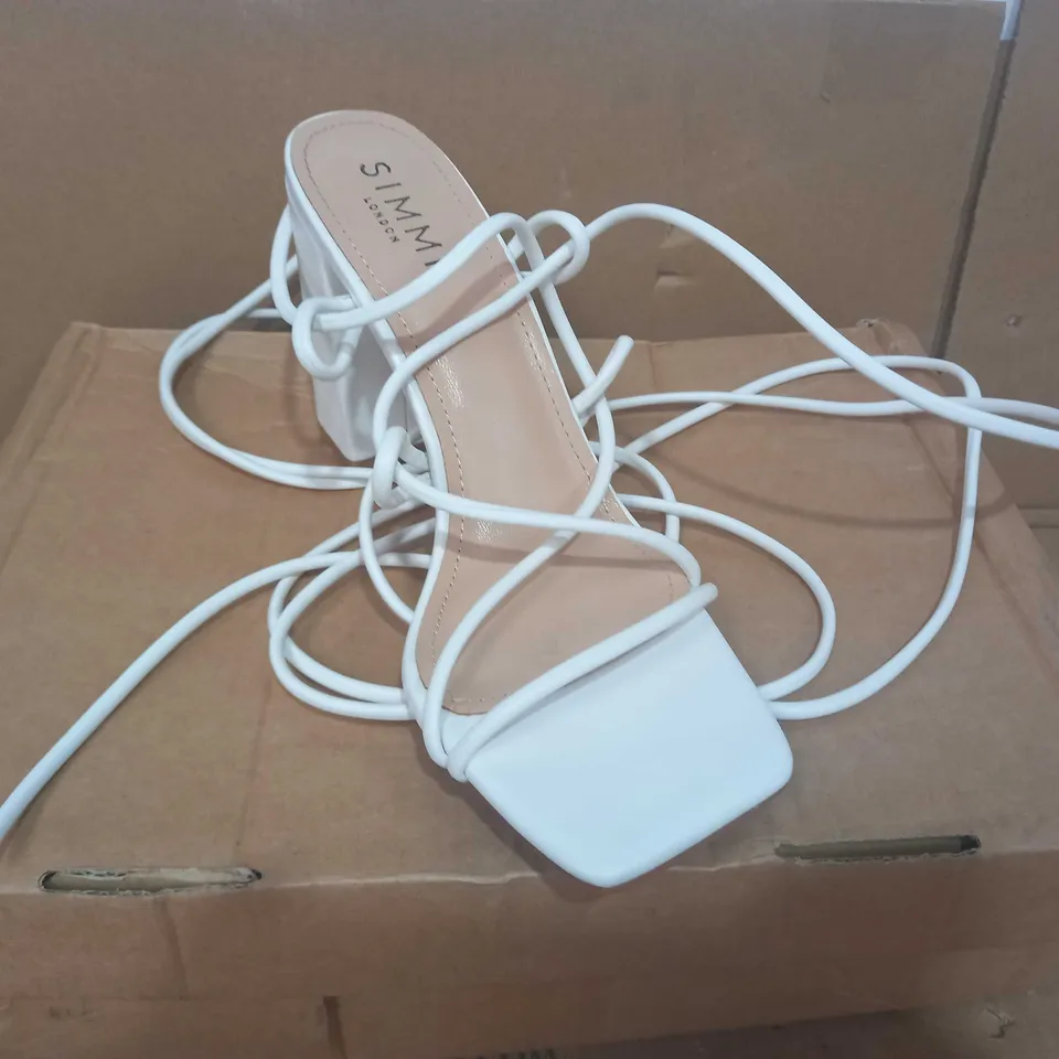 BOXED PAIR OF SIMMI LONDON HEELS IN WHITE UK SIZE 7