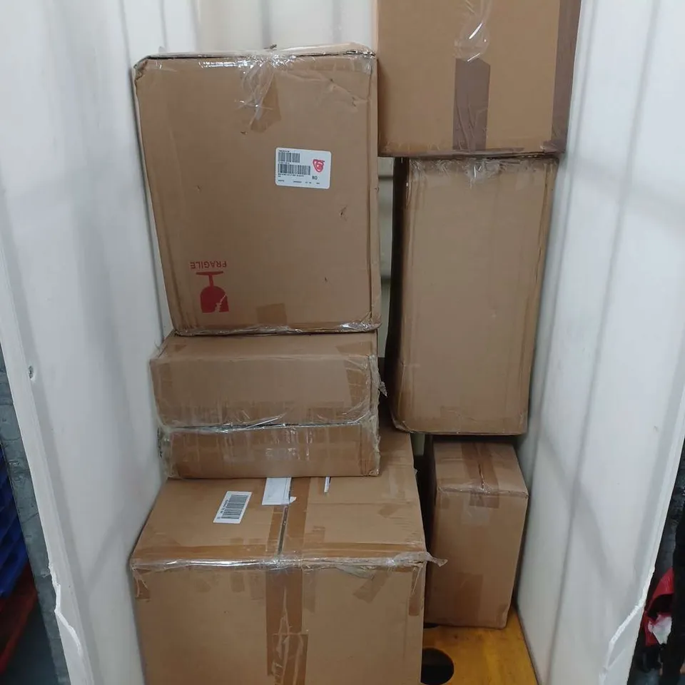 LOT OF APPROXIMATELY 7 HOUSEHOLD ITEMS TO INCLUDE GARDEN STATUE AND FESTIVE DECORATIONS