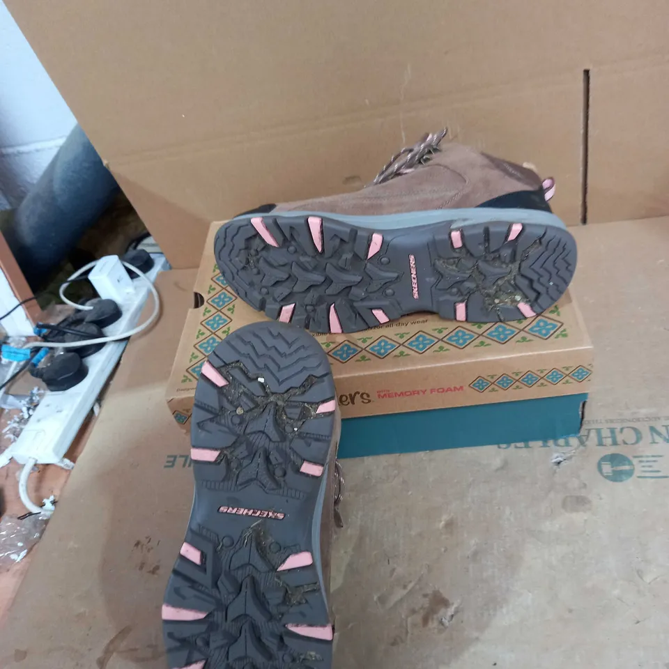 SKETCHERS MEMORY FOAM WATERPROOF WOMENS BOOTS SIZE 8 