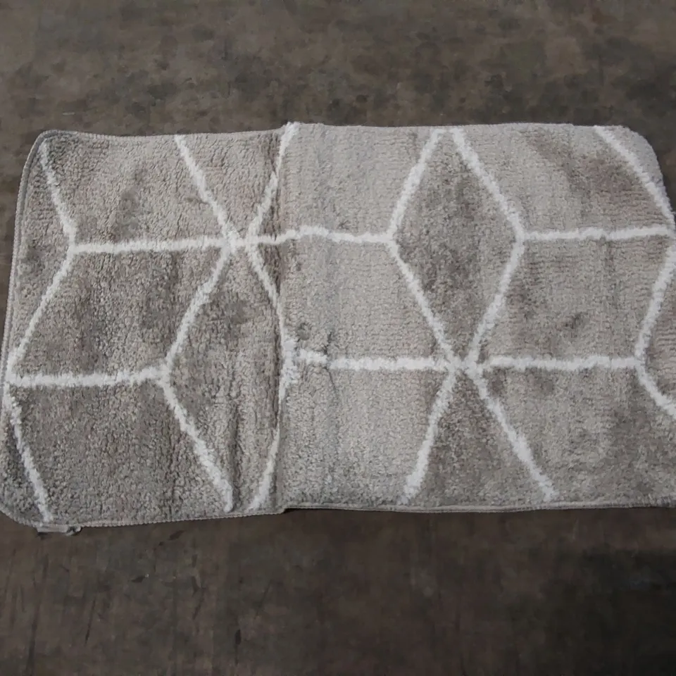 BRAND NEW BAGGED PACO HOME KAUNAS BATHMAT - 100 x 60cm