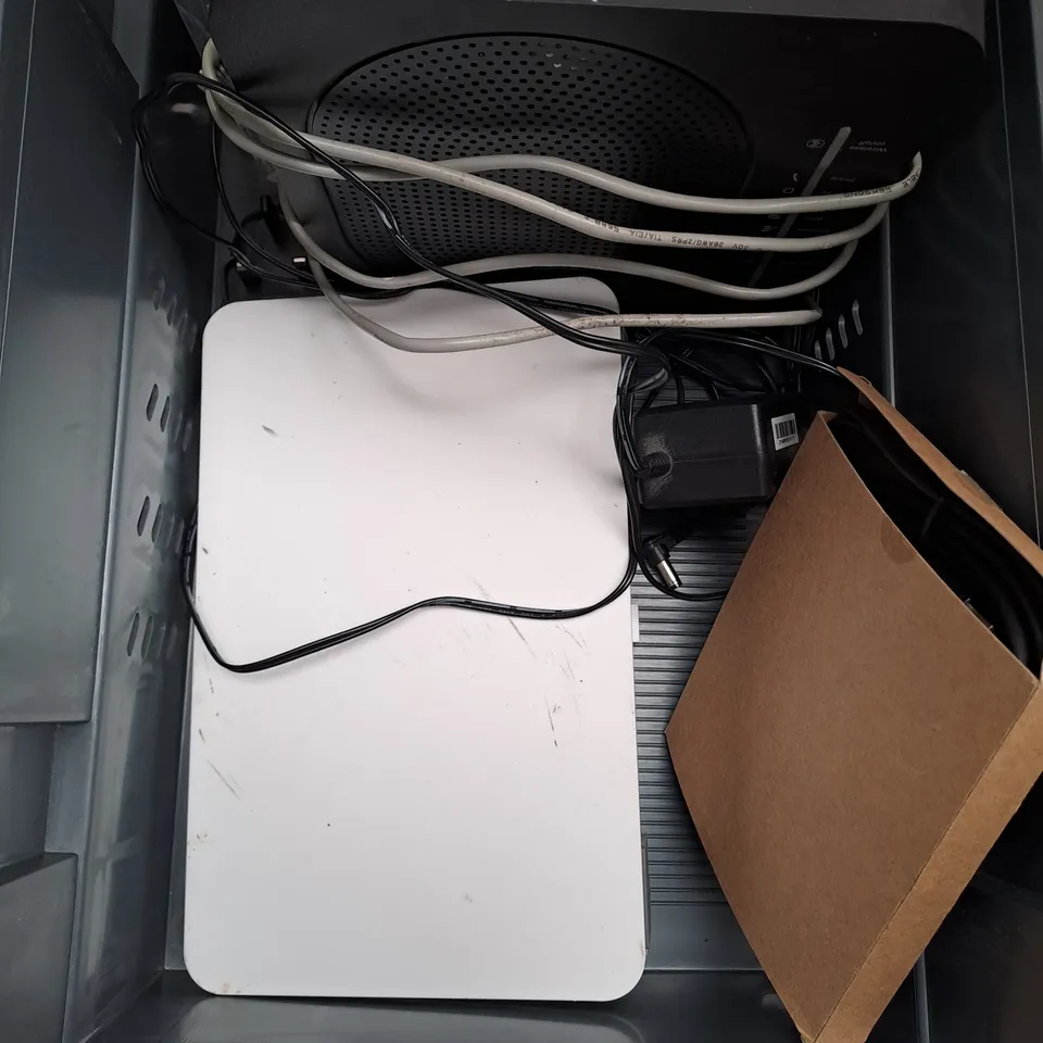 APPROXIMATELY 10 ASSORTED ELECTRICAL ITEMS TO INCLUDE BT HUB AND POWER CABLE