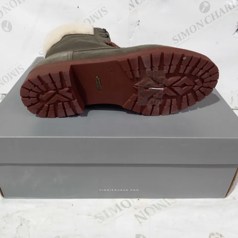 BOXED PAIR OF VIONIC FAUX FUR LINED SUEDE BOOTS IN OLIVE UK SIZE 7