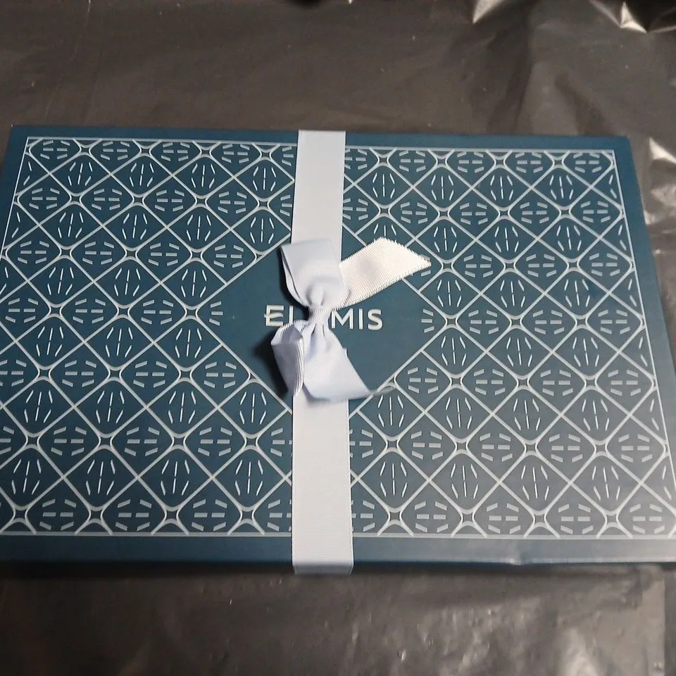 ELEMIS GIFT SET BOXED – BLUE GEOMETRIC PATTERN WITH WHITE RIBBON