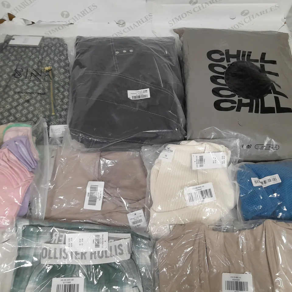 LARGE QUANTITY OF ASSORTED BAGGED CLOTHING ITEMS TO INCLUDE HOLLISTER, H&M AND SINK