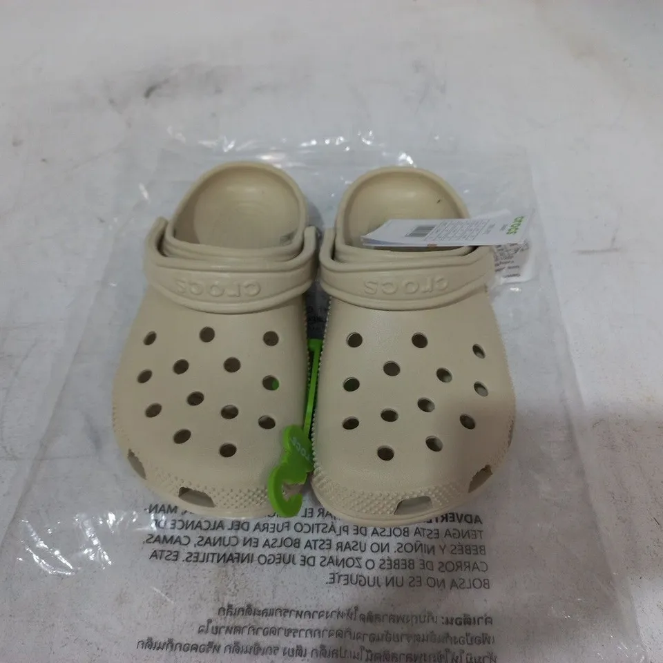 CROCS CLASSICS SHOES IN BEIGE - UK M3/W4