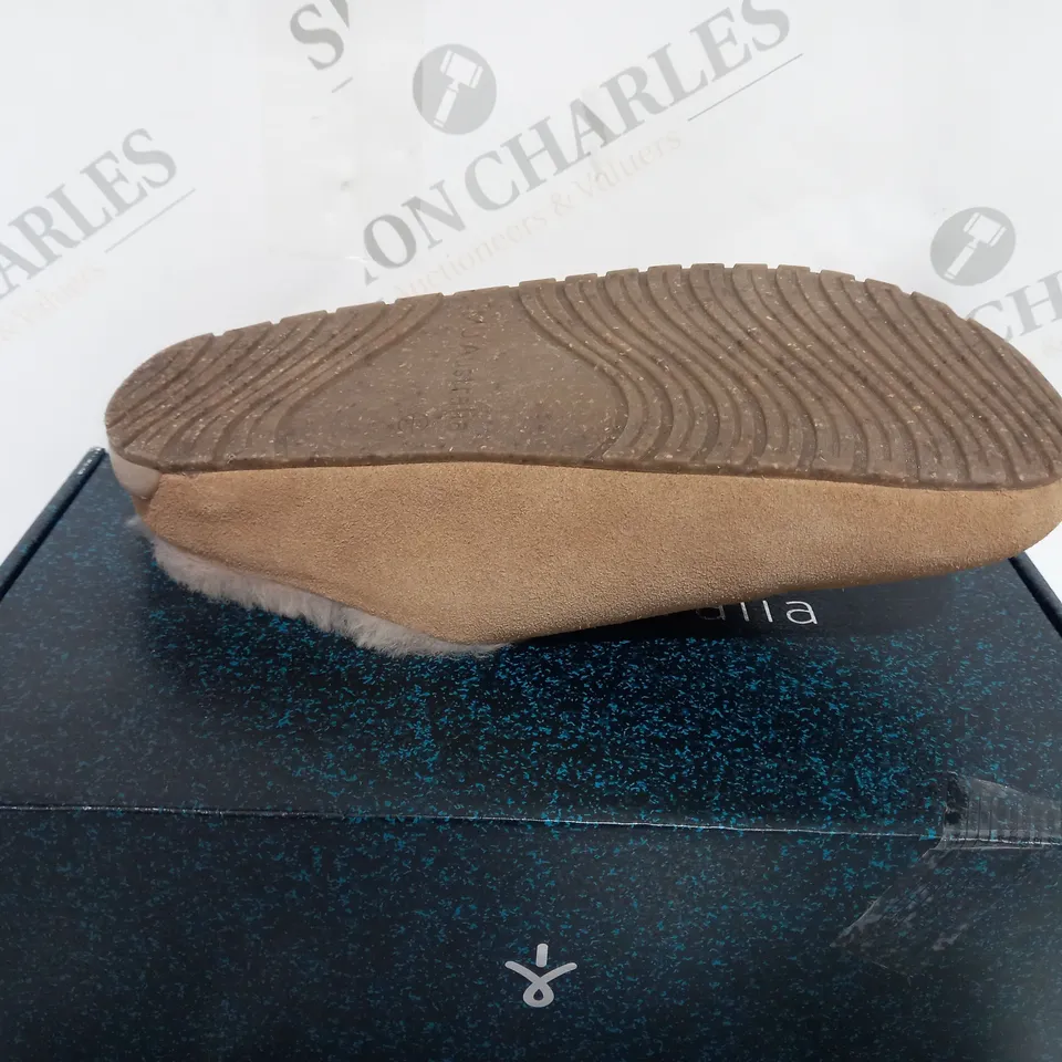 EMU AUSTRALIA MONCH CLOG CAMEL SIZE 6 - BOXED