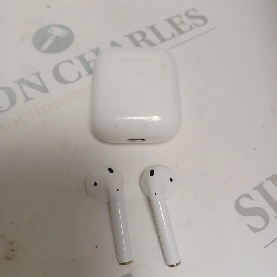 APPLE AIRPODS IN WHITE WITH CHARGING CASE 