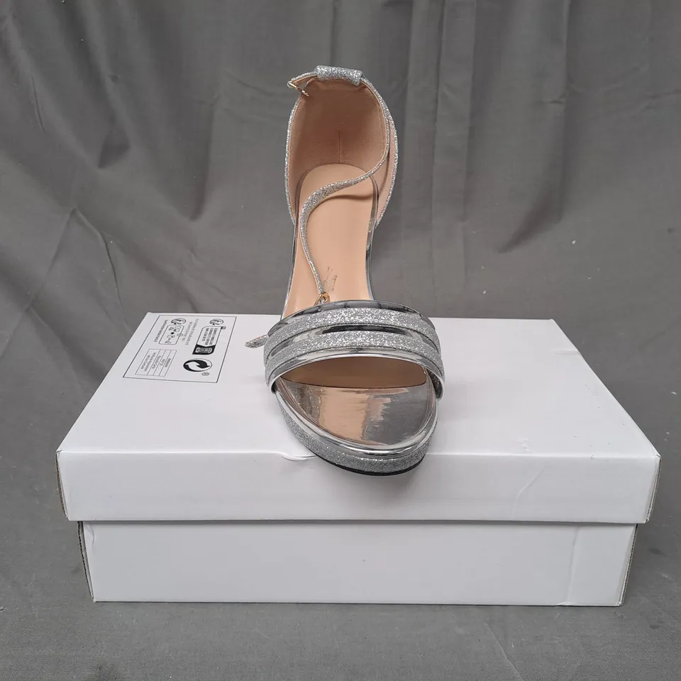 BOXED PAIR OF DESIGNER OPEN TOE HIGH HEEL SANDALS IN METALLIC SILVER W. GLITTER EFFECT EU SIZE 40