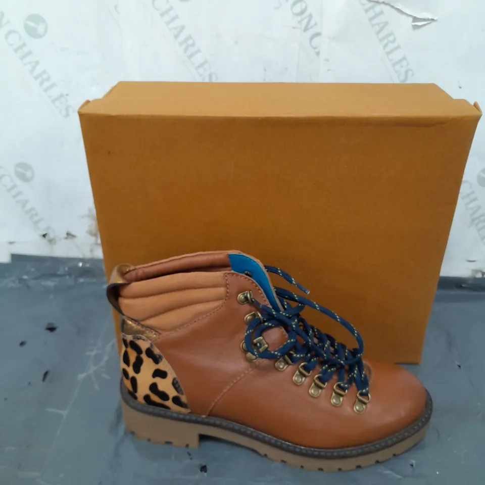 BOXED PAIR OF WHITE STUFF BROWN LEATHER BOOTS SIZE 7