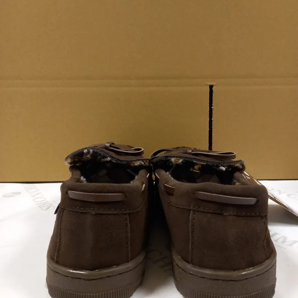 MUK LUKS MENS CHOCOLATE SLIP ON SHOES - SIZE 8.5/9