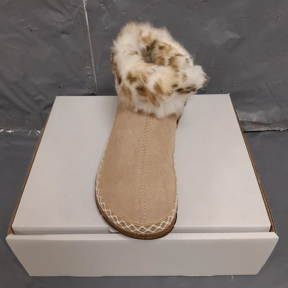 BOXED PAIR OF EARTH ORIGINALS EMMALYN BOOTIES IN BEIGE SIZE 6