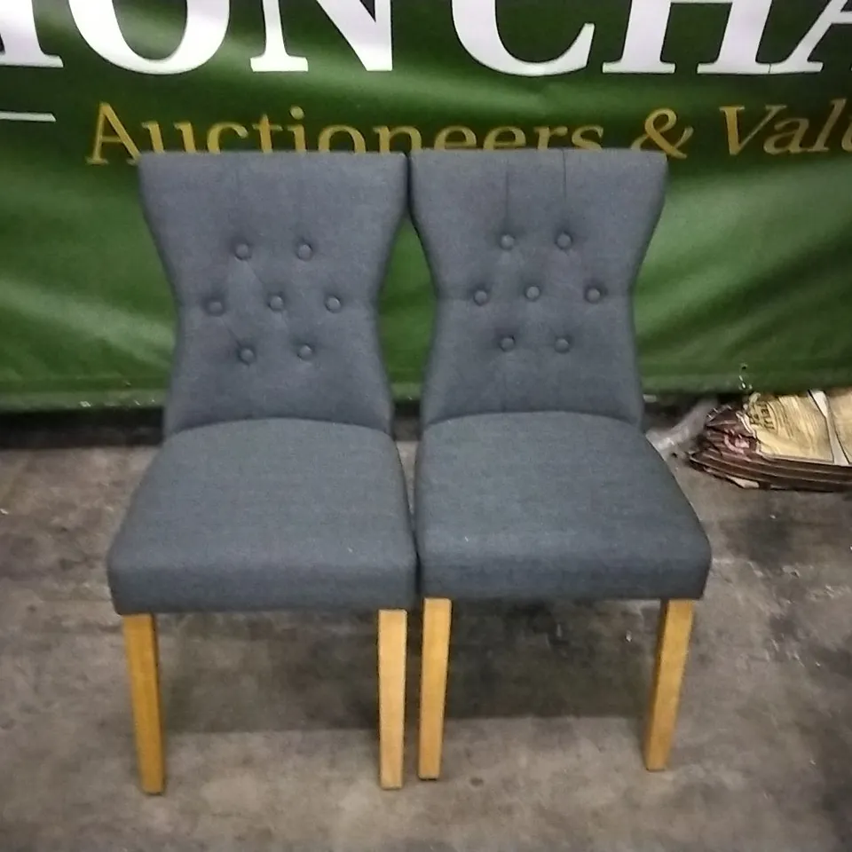 SET OF 2 GREY FABRIC BUTTONBACK DINING CHAIRS WITH WOODEN LEGS