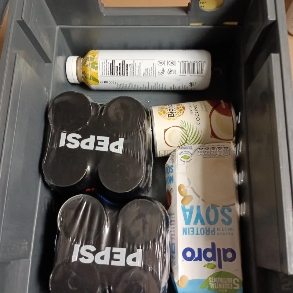 APPROXIMATELY 10 ASSORTED FOOD AND DRINKS ITEMS TO INCLUDE - MONSTER ORIGINAL, 1L ORGANIC COCONUT MILK, BANANA HUEL MEAL SHAKE ETC 