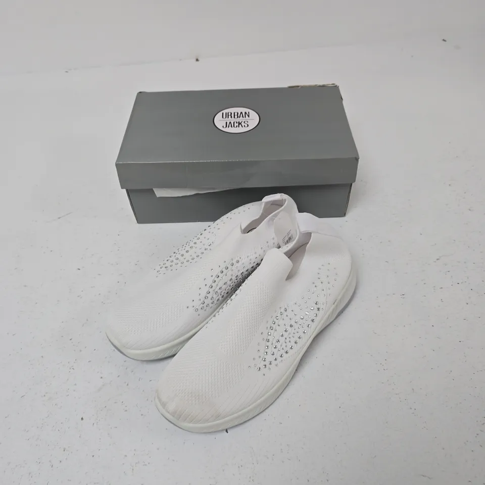 URBAN JACKS NEGRONI WHITE SLIP-ON TRAINERS – UK SIZE 6