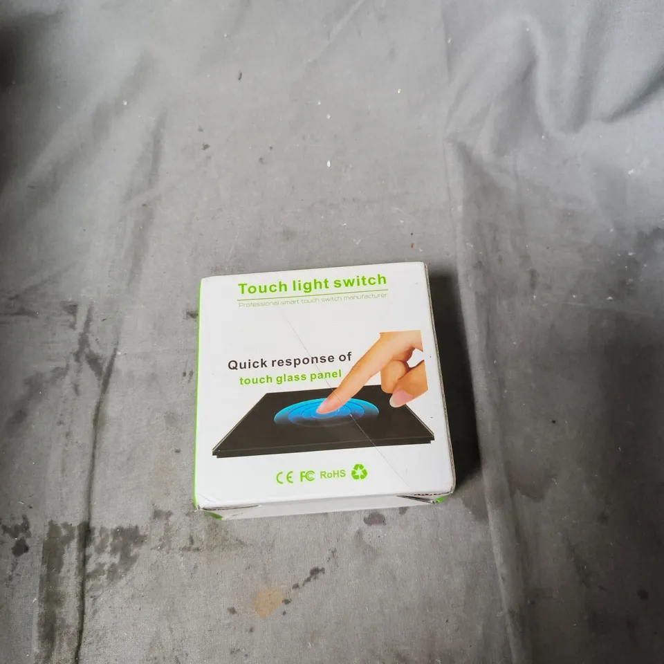 APPROXIMATELY 12 ASSORTED ITEMS INCLUDING TOP STICK LABELS , TOUCH LIGHT SWITCH AND 3D SHADOW LIGHT 