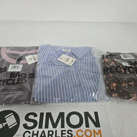 APPROXIMATELY 15 ASSORTED CLOTHING ITEMS IN VARIOUS SIZES, COLOURS & STYLES