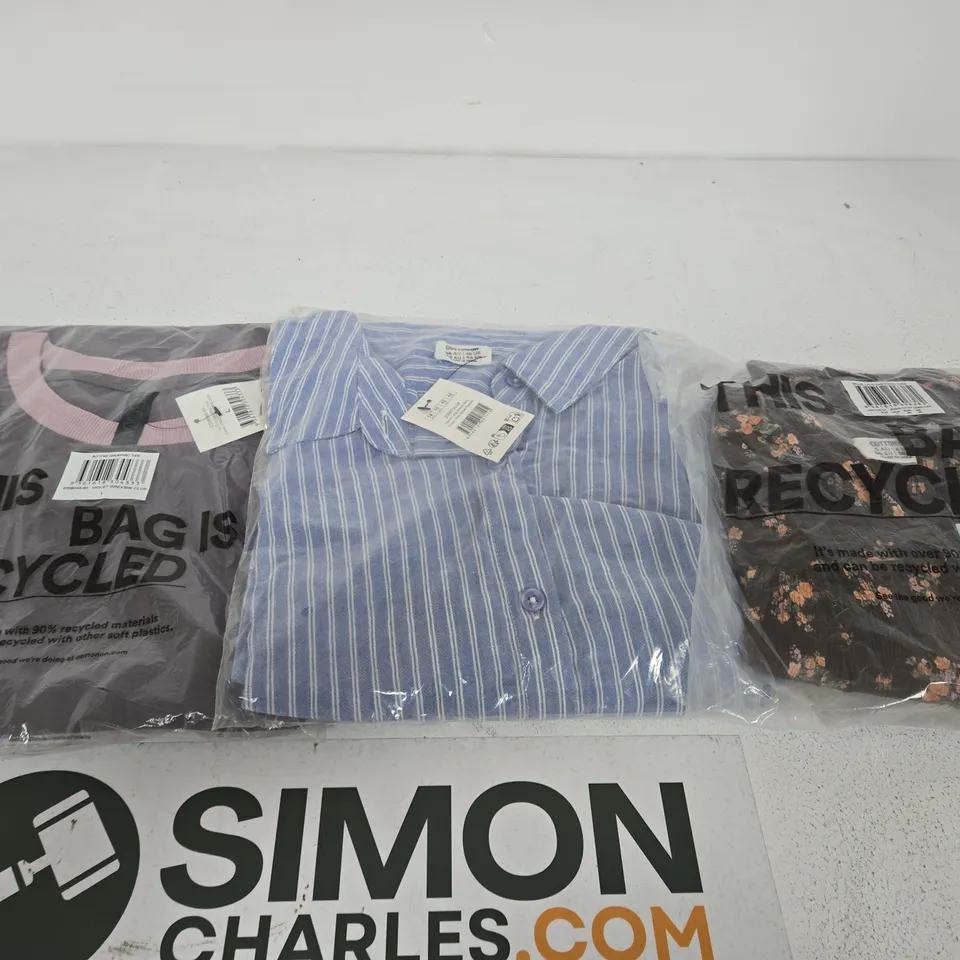 APPROXIMATELY 15 ASSORTED CLOTHING ITEMS IN VARIOUS SIZES, COLOURS & STYLES 
