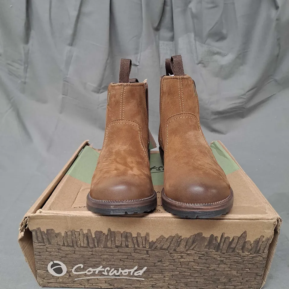 BOXED PAIR OF COTSWOLD LAVERTON ANKLE BOOT TAN SIZE 6