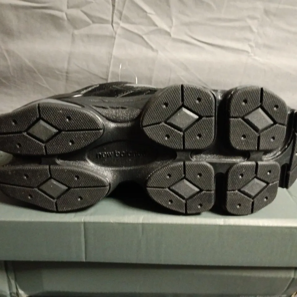 BOXED PAIR OF NEW BALANCE BLACK MESH TRAINERS - UK SIZE 7