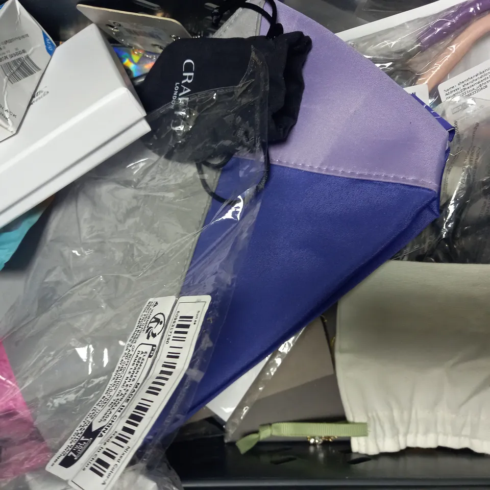 APPROXIMATELY 10 ASSORTED JEWELLERY ITEMS TO INCLUDE NECKLACES, EARRINGS, BRACELETS, ETC