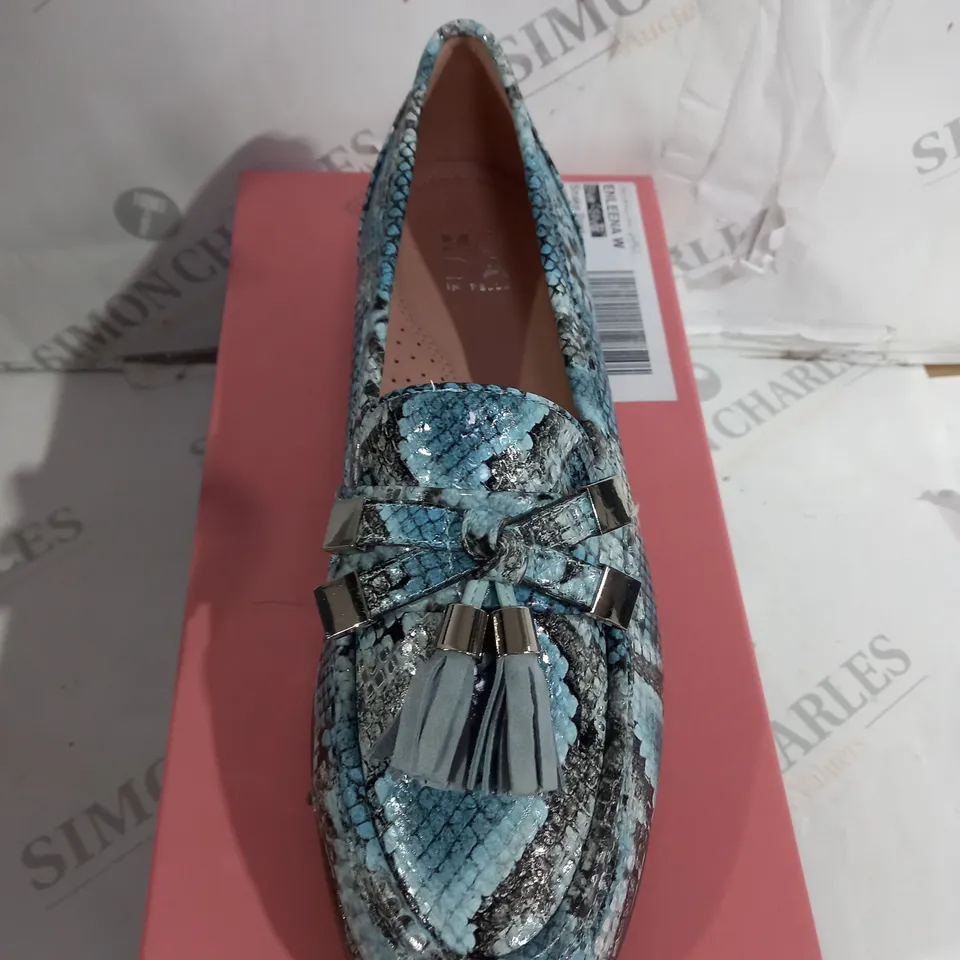 MODA IN PELLE ENLEEA IN BLUE MUILTI SNAKE PRINT SIZE 6