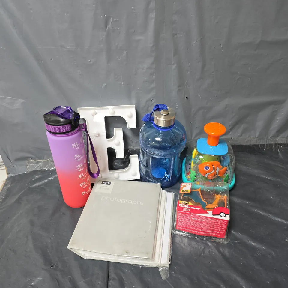 APPROXIMATELY 20 ASSORTED HOMEWARE ITEMS TO INCLUDE PHOTO ALBUM, 1L GYM BOTTLE POKEMON CHARIZARD BATTLE FEATURE FIGURE, ETC