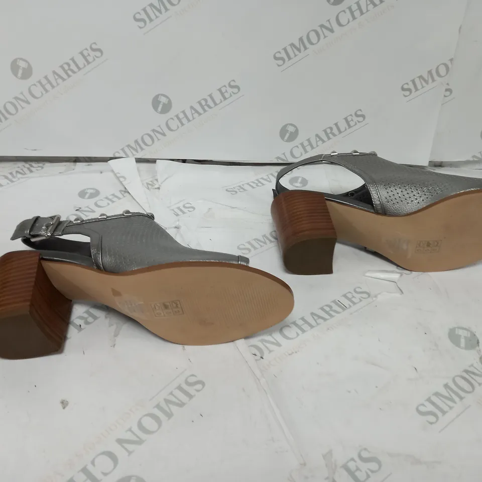 PAIR OF MARC FISHER METALLIC SANDALS UK SIZE 7