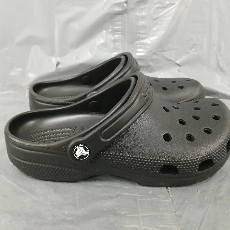 CROCS CLASSIC IN BLACK - M5/W7